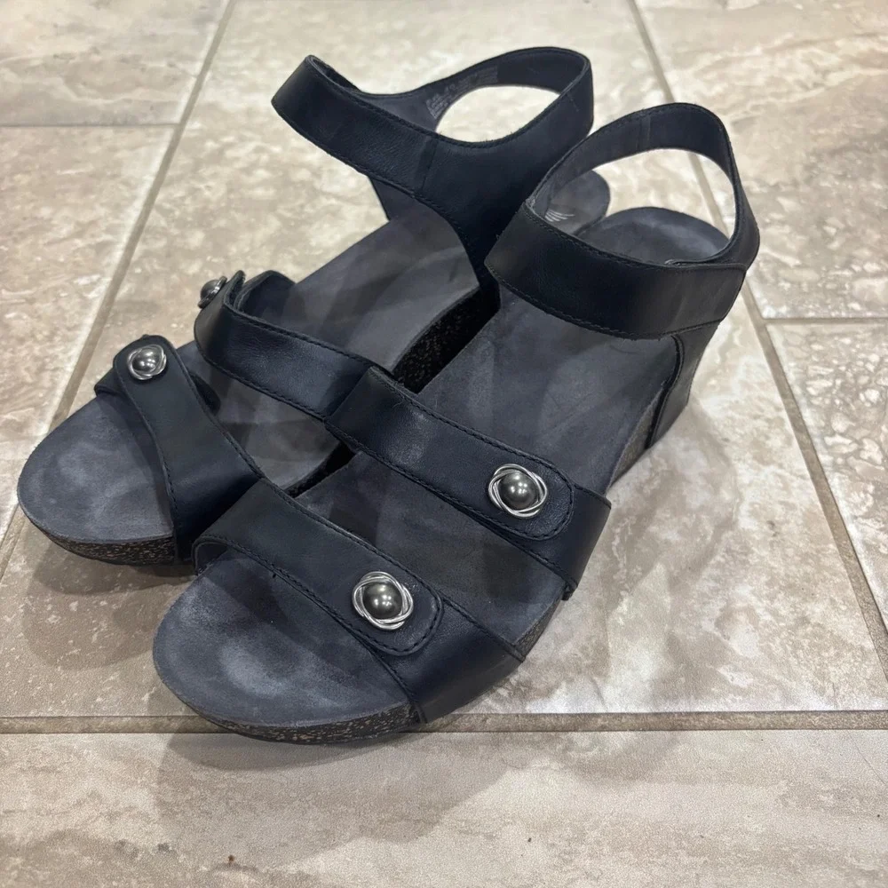 Dansko Tiffani Black Leather Wedge‎ Sandals Strappy Platform Button Detail 40
